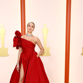 Cara Delevingne v šatech Elie Saab a botách Stuart Weitzman.
