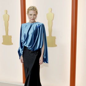 Cate Blanchett v šatech a špercích Louis Vuitton a botách Giuseppe Zanotti.
