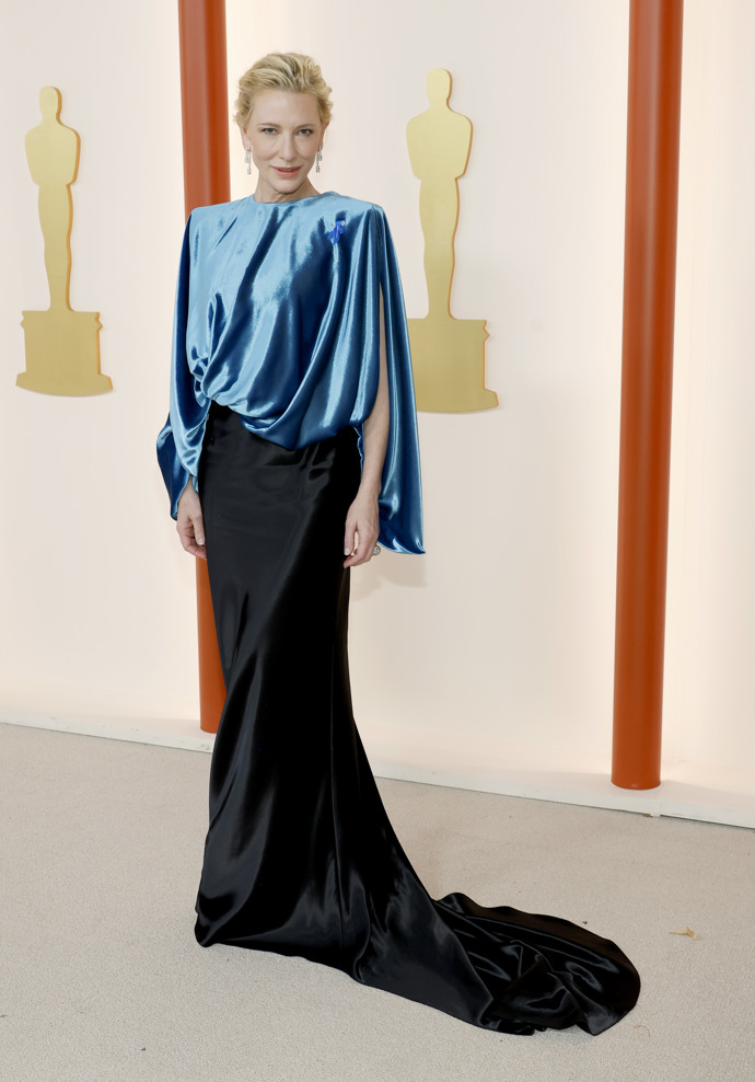 Cate Blanchett v šatech a špercích Louis Vuitton a botách Giuseppe Zanotti.

