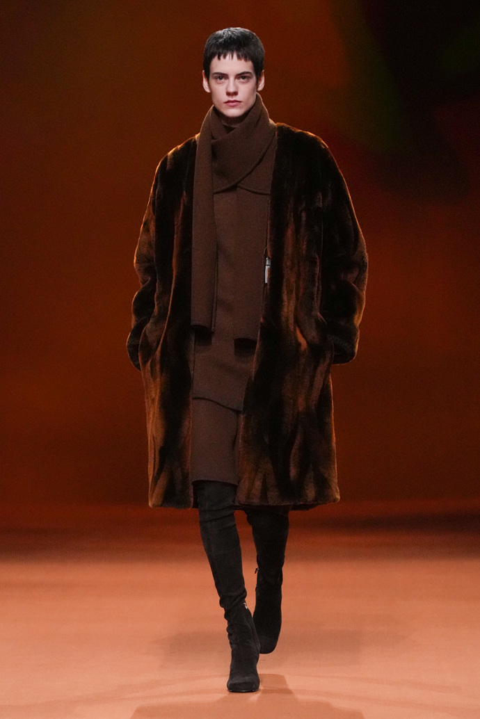Prohlédněte si kolekci Hermès Ready to Wear Fall Winter 2023...
