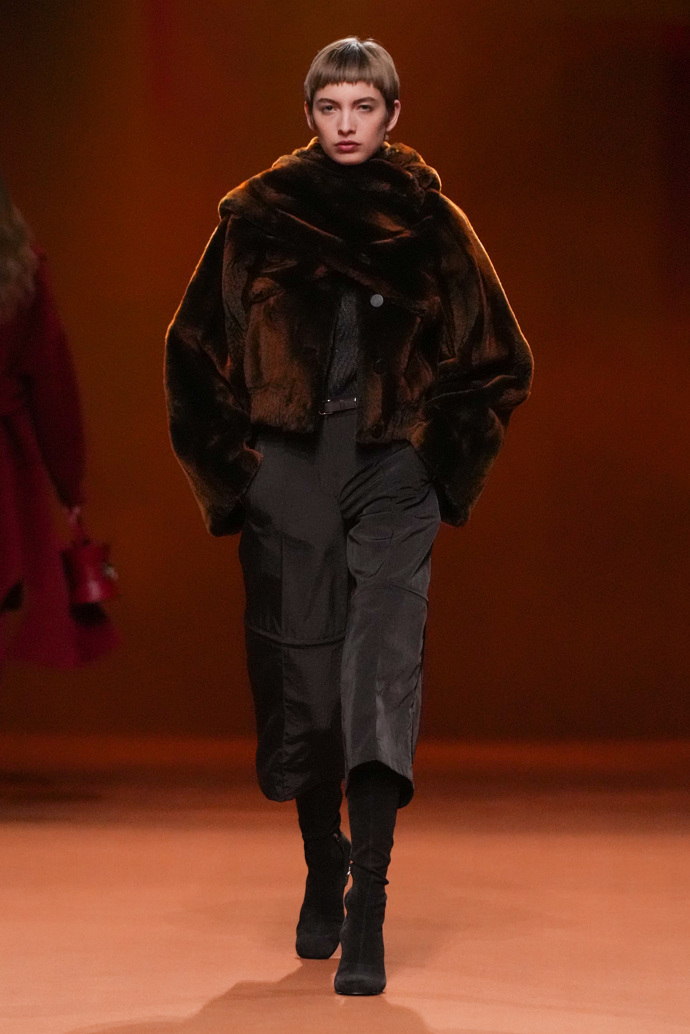 Prohlédněte si kolekci Hermès Ready to Wear Fall Winter 2023...
