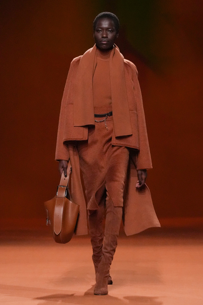 Prohlédněte si kolekci Hermès Ready to Wear Fall Winter 2023...
