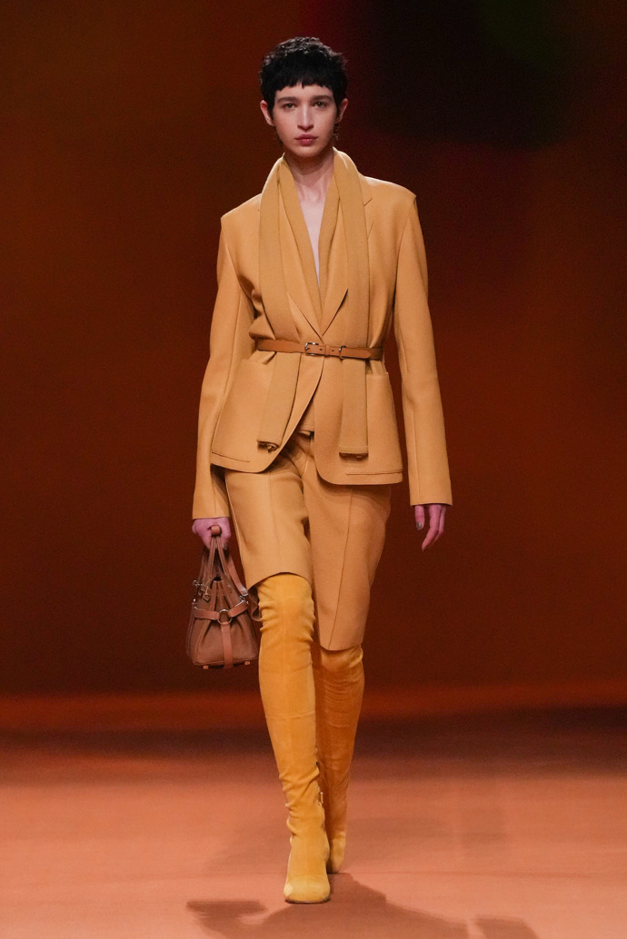 Prohlédněte si kolekci Hermès Ready to Wear Fall Winter 2023...

