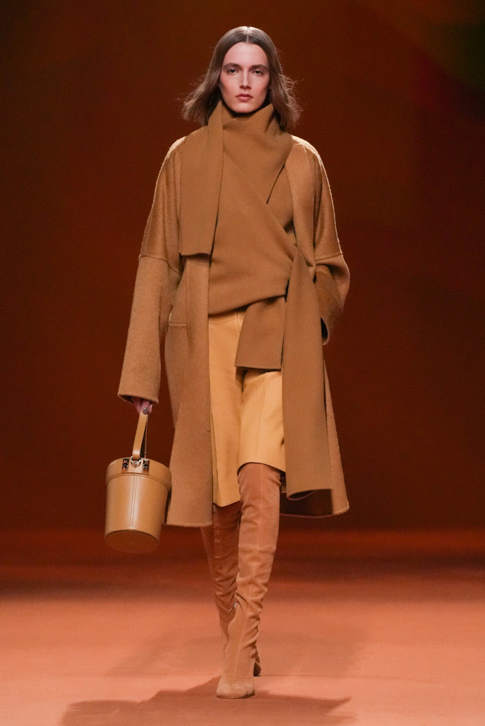 Prohlédněte si kolekci Hermès Ready to Wear Fall Winter 2023...
