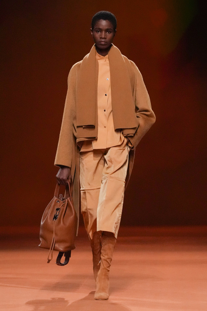 Prohlédněte si kolekci Hermès Ready to Wear Fall Winter 2023...
