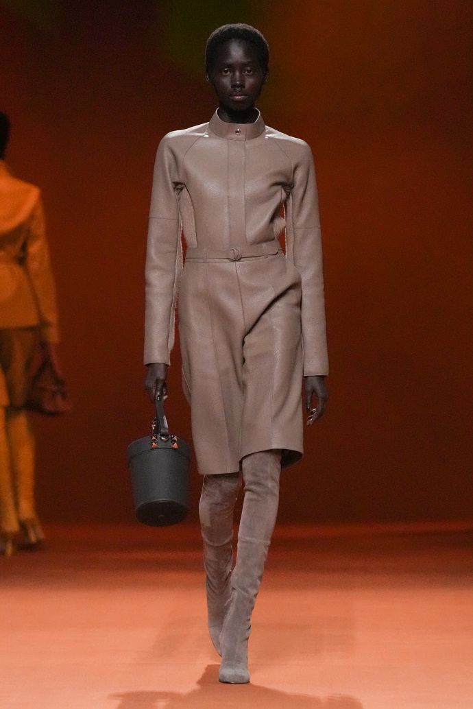 Prohlédněte si kolekci Hermès Ready to Wear Fall Winter 2023...
