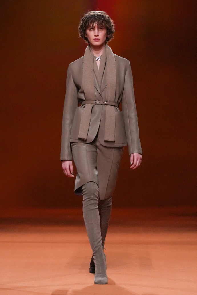 Prohlédněte si kolekci Hermès Ready to Wear Fall Winter 2023...
