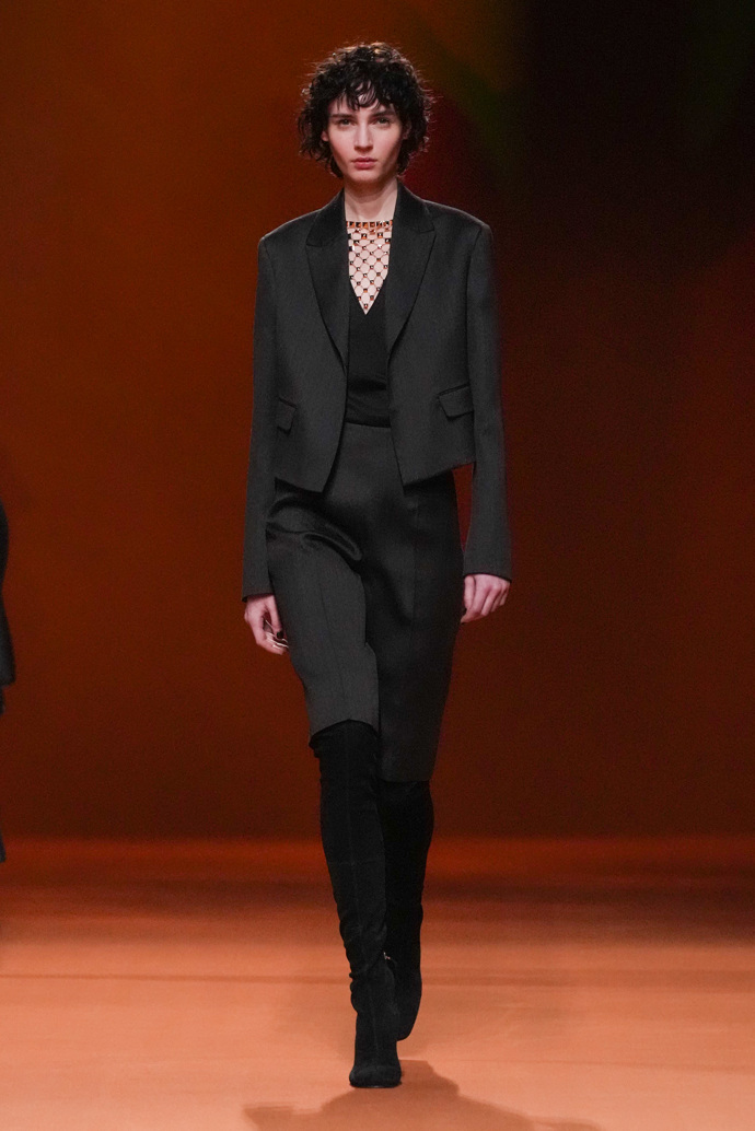 Prohlédněte si kolekci Hermès Ready to Wear Fall Winter 2023...
