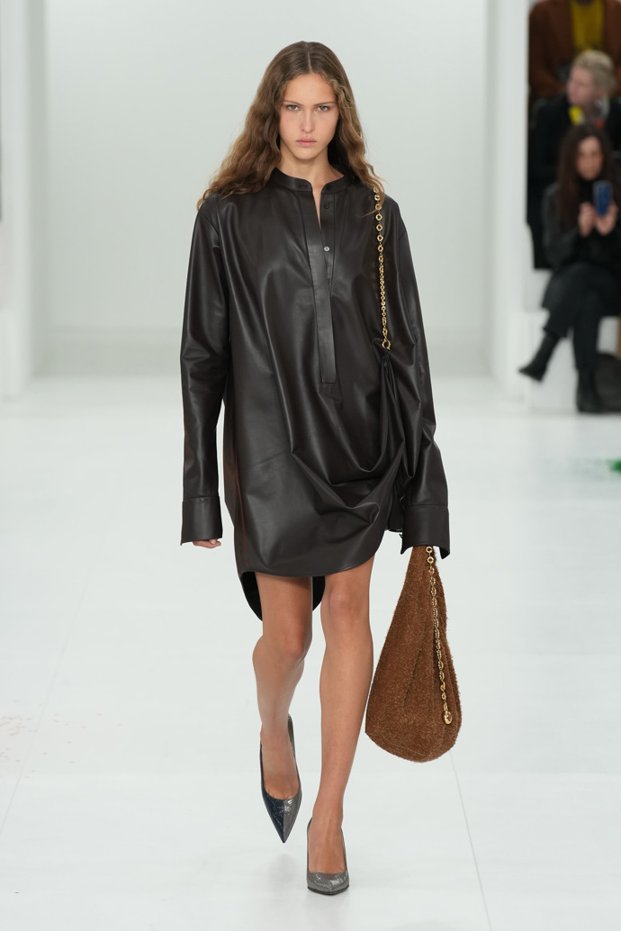 Prohlédněte si kolekci Loewe Ready to Wear Fall Winter 2023...
