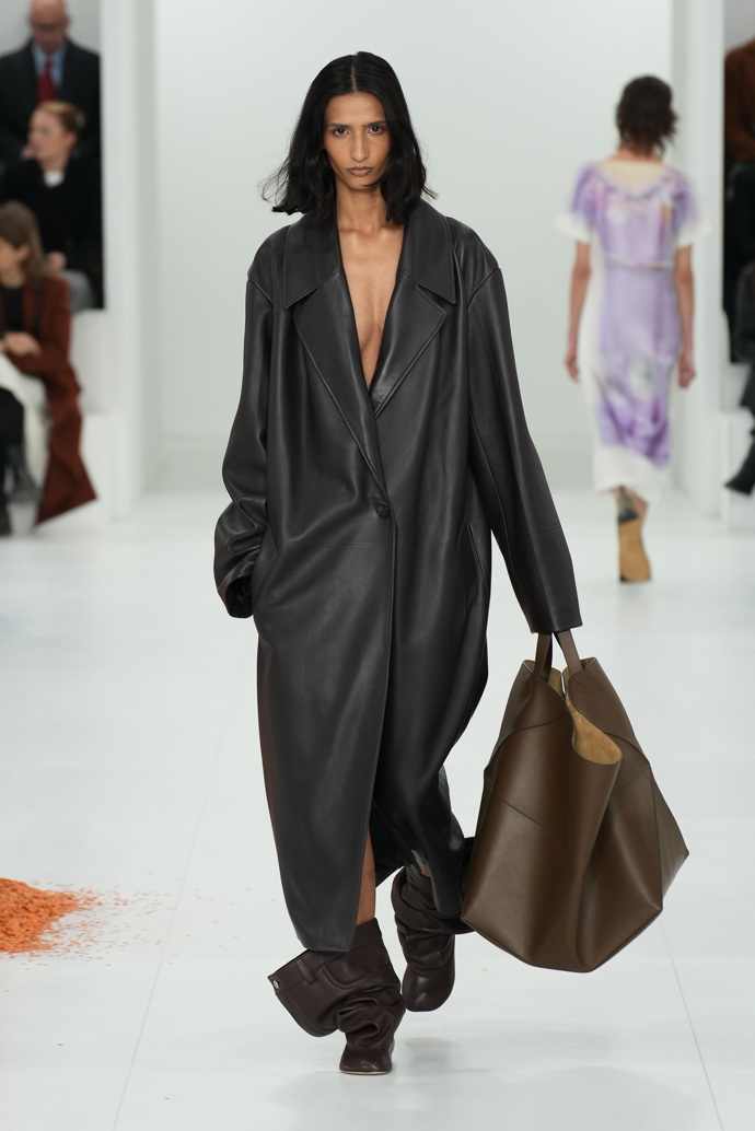 Prohlédněte si kolekci Loewe Ready to Wear Fall Winter 2023...
