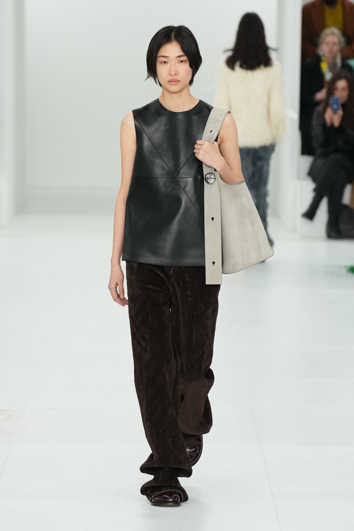 Prohlédněte si kolekci Loewe Ready to Wear Fall Winter 2023...
