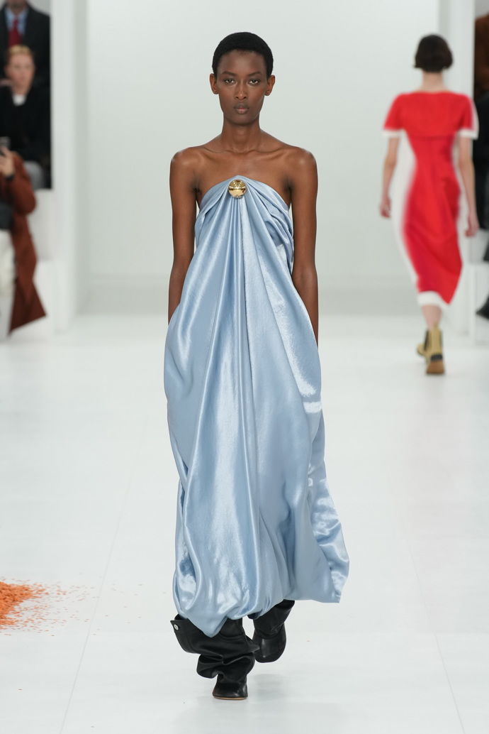 Prohlédněte si kolekci Loewe Ready to Wear Fall Winter 2023...
