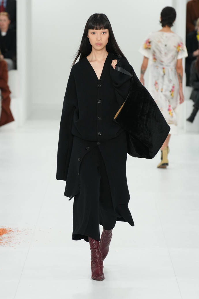 Prohlédněte si kolekci Loewe Ready to Wear Fall Winter 2023...
