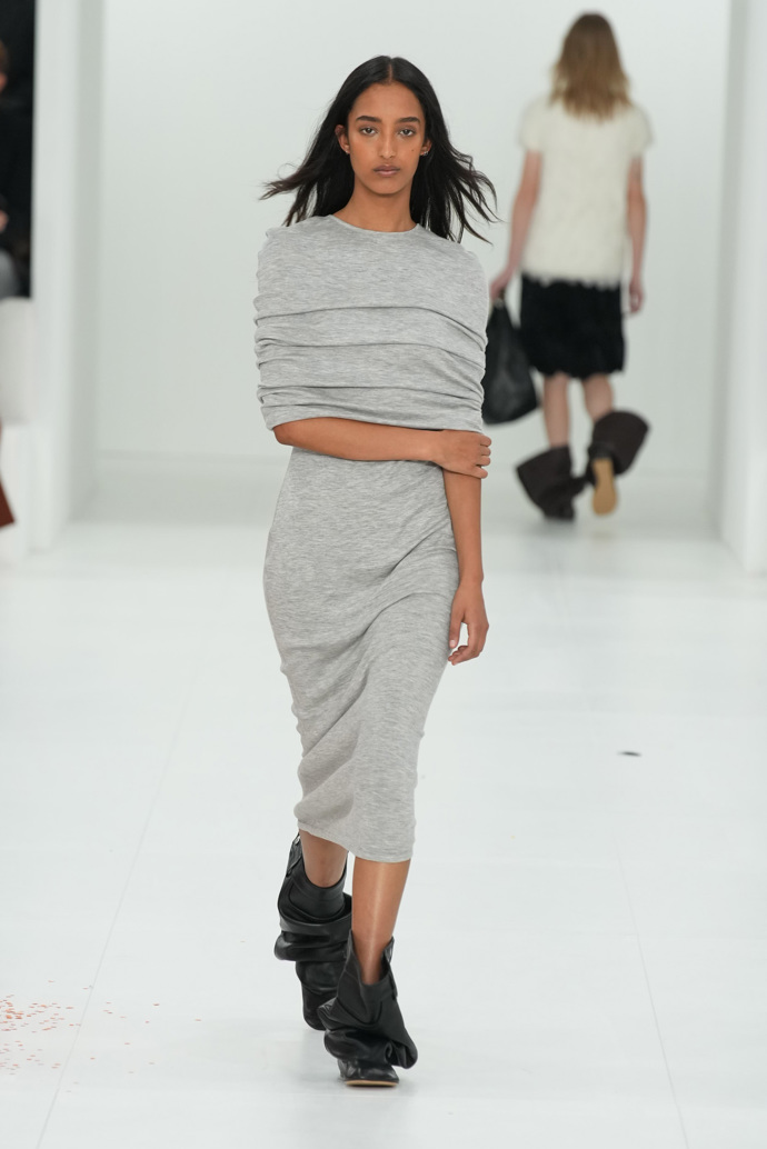 Prohlédněte si kolekci Loewe Ready to Wear Fall Winter 2023...
