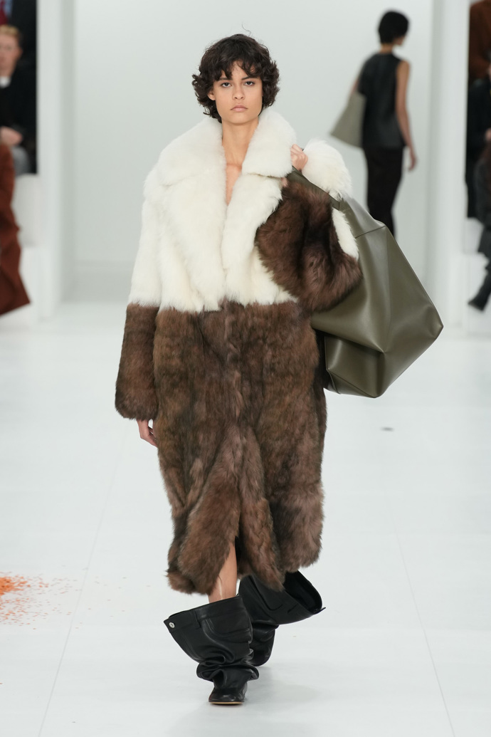 Prohlédněte si kolekci Loewe Ready to Wear Fall Winter 2023...
