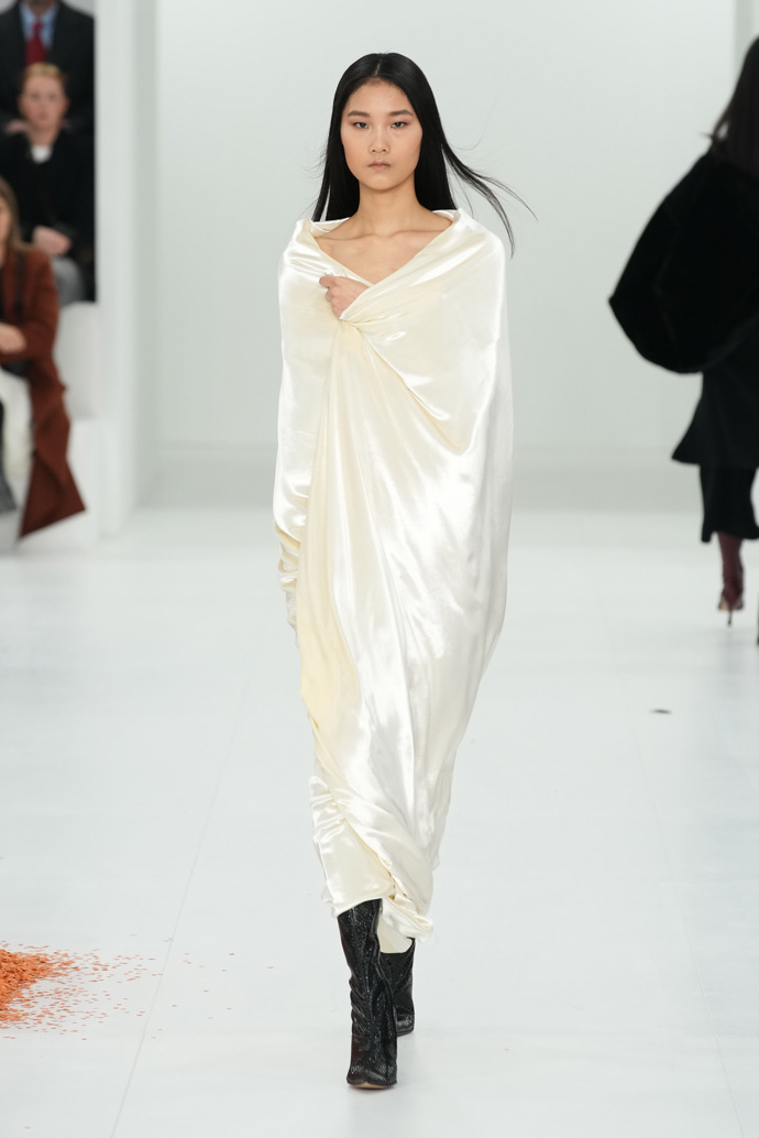 Prohlédněte si kolekci Loewe Ready to Wear Fall Winter 2023...
