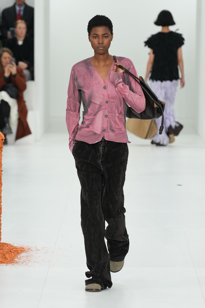Prohlédněte si kolekci Loewe Ready to Wear Fall Winter 2023...
