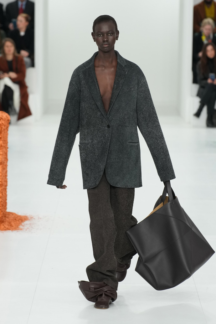 Prohlédněte si kolekci Loewe Ready to Wear Fall Winter 2023...
