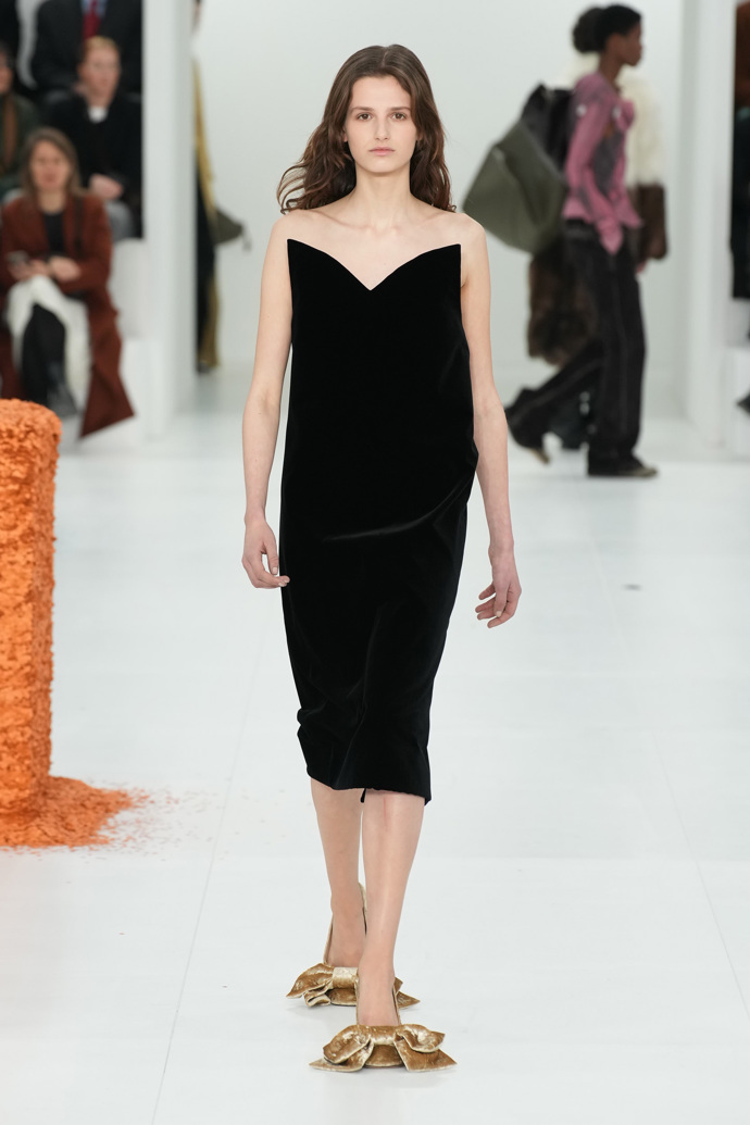 Prohlédněte si kolekci Loewe Ready to Wear Fall Winter 2023...
