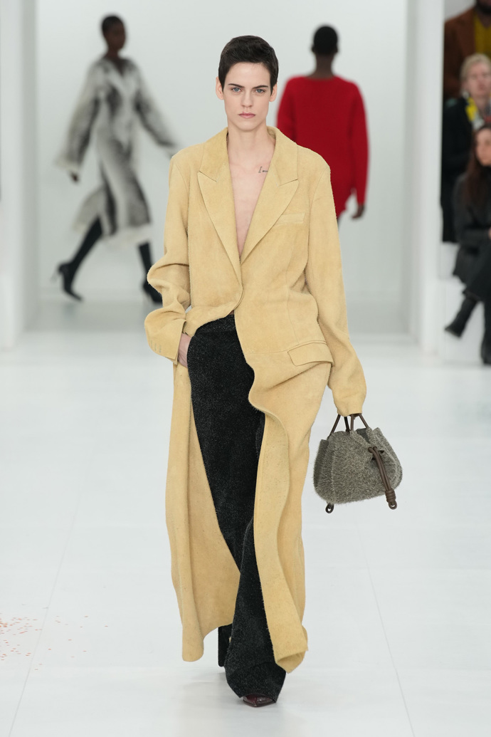 Prohlédněte si kolekci Loewe Ready to Wear Fall Winter 2023...
