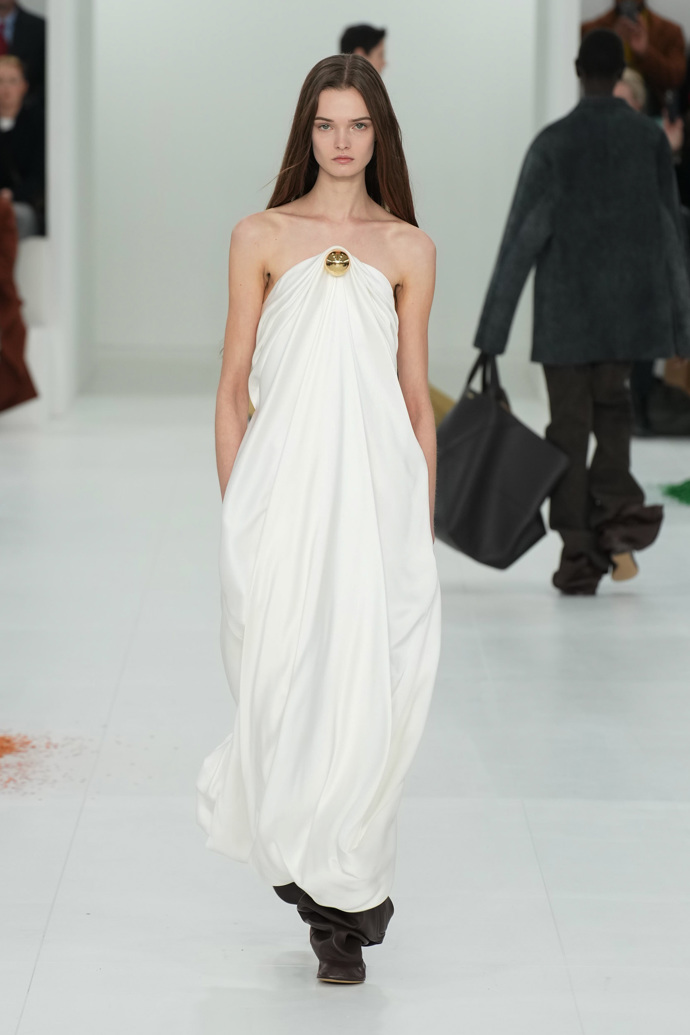 Prohlédněte si kolekci Loewe Ready to Wear Fall Winter 2023...

