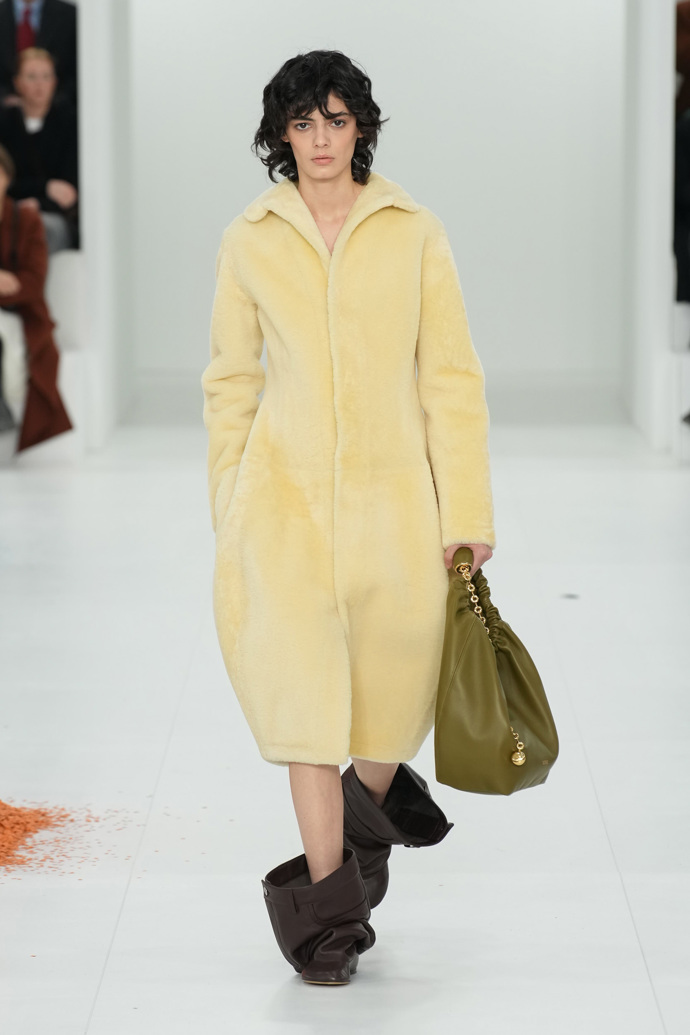 Prohlédněte si kolekci Loewe Ready to Wear Fall Winter 2023...
