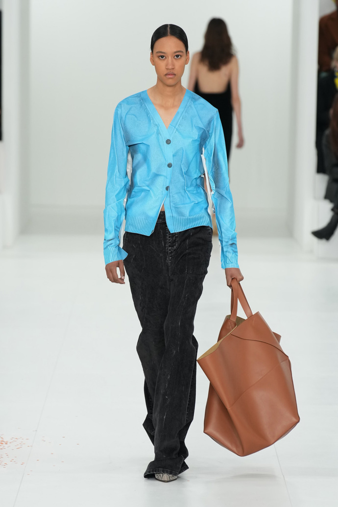 Prohlédněte si kolekci Loewe Ready to Wear Fall Winter 2023...
