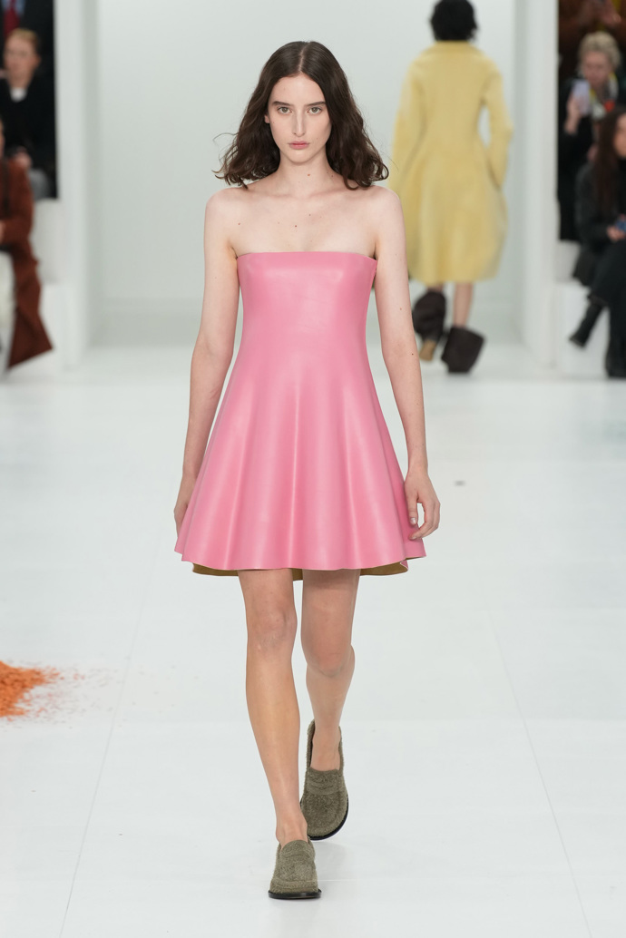 Prohlédněte si kolekci Loewe Ready to Wear Fall Winter 2023...
