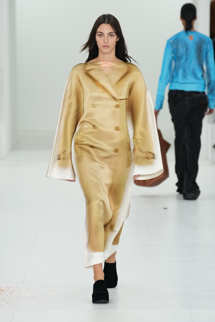 Prohlédněte si kolekci Loewe Ready to Wear Fall Winter 2023...
