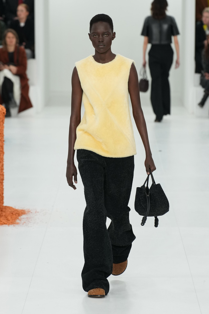 Prohlédněte si kolekci Loewe Ready to Wear Fall Winter 2023...
