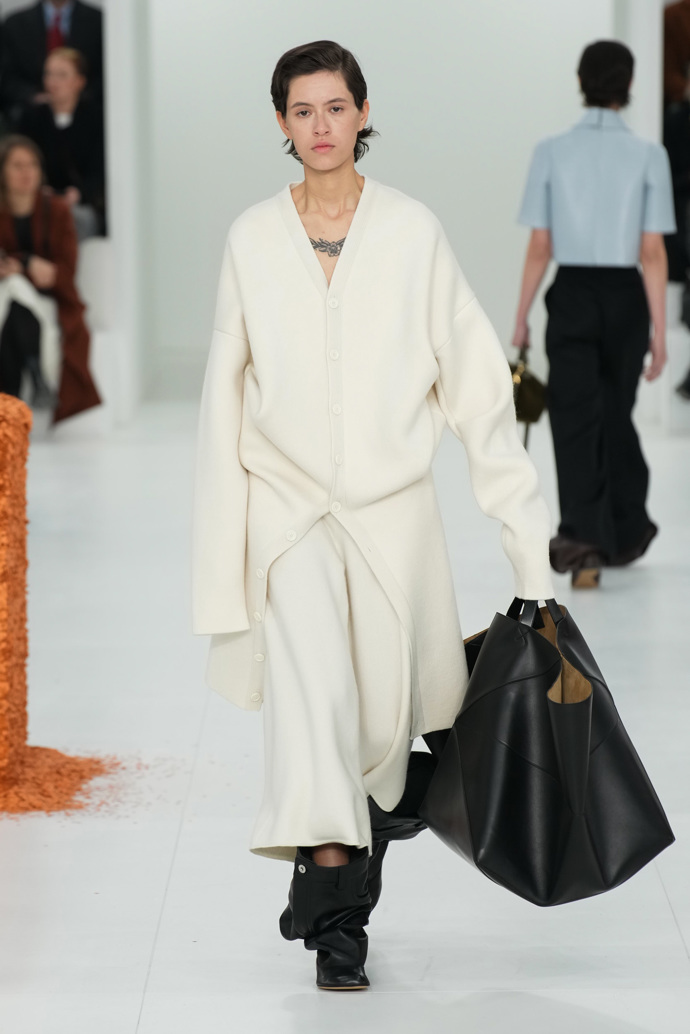 Prohlédněte si kolekci Loewe Ready to Wear Fall Winter 2023...
