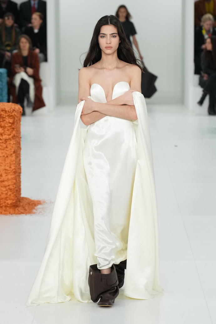 Prohlédněte si kolekci Loewe Ready to Wear Fall Winter 2023...
