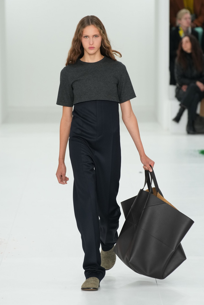 Prohlédněte si kolekci Loewe Ready to Wear Fall Winter 2023...
