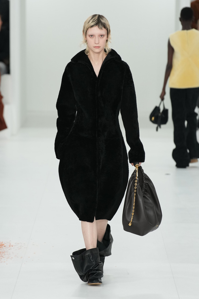 Prohlédněte si kolekci Loewe Ready to Wear Fall Winter 2023...
