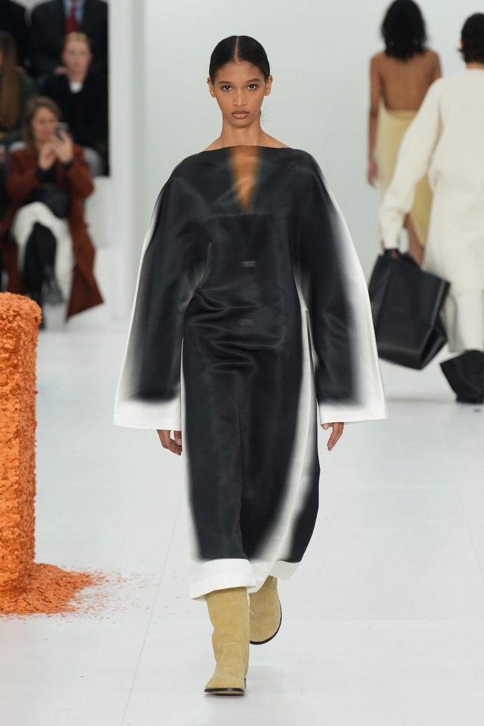 Prohlédněte si kolekci Loewe Ready to Wear Fall Winter 2023...
