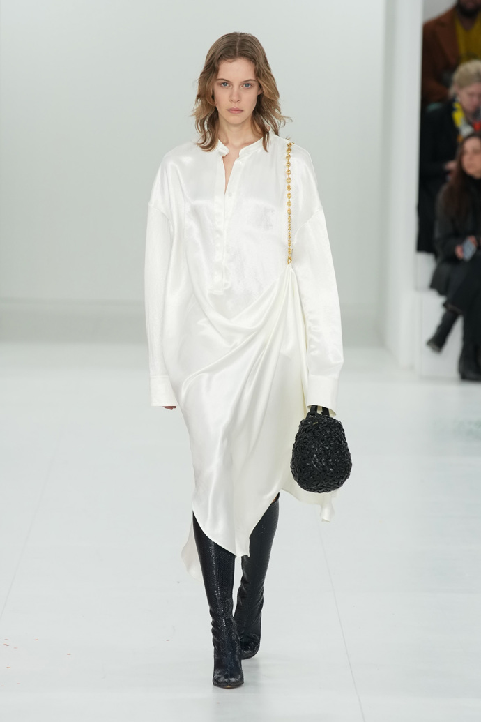 Prohlédněte si kolekci Loewe Ready to Wear Fall Winter 2023...
