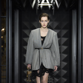 Prohlédněte si kolekci Louis Vuitton Ready to Wear Fall Winter 2023...
