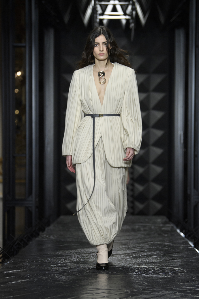 Prohlédněte si kolekci Louis Vuitton Ready to Wear Fall Winter 2023...

