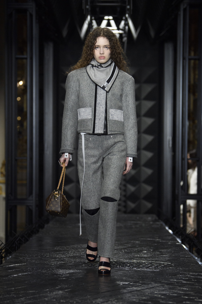 Prohlédněte si kolekci Louis Vuitton Ready to Wear Fall Winter 2023...
