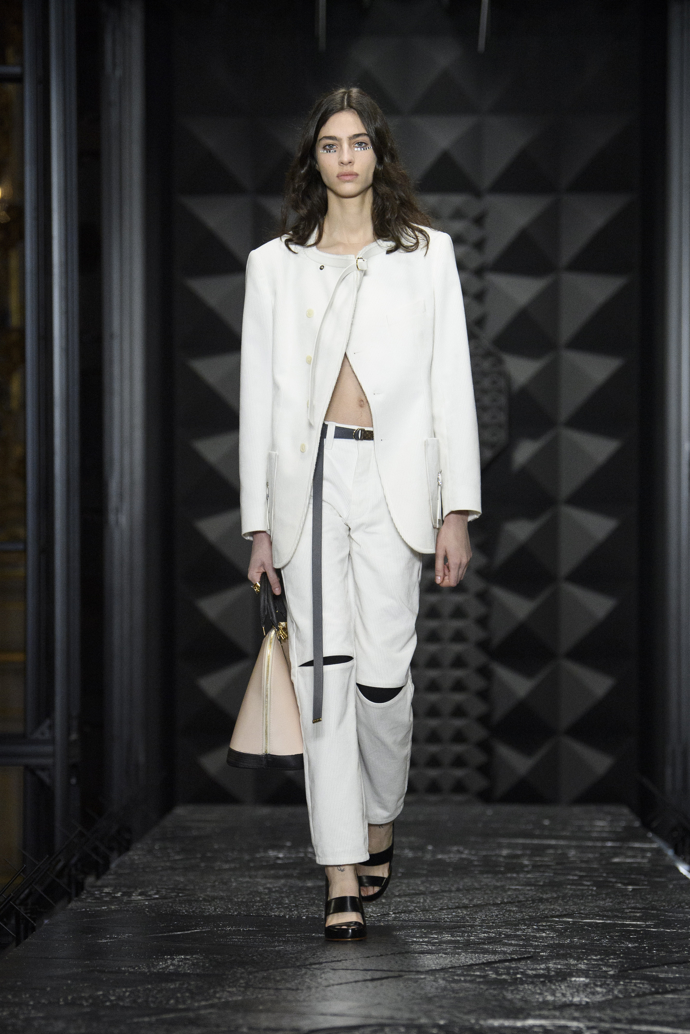 Prohlédněte si kolekci Louis Vuitton Ready to Wear Fall Winter 2023...
