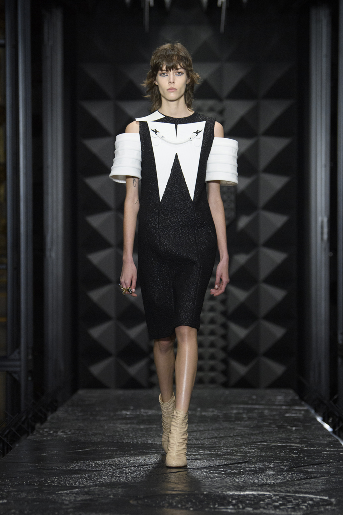 Prohlédněte si kolekci Louis Vuitton Ready to Wear Fall Winter 2023...
