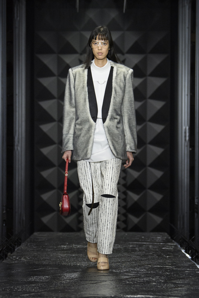 Prohlédněte si kolekci Louis Vuitton Ready to Wear Fall Winter 2023...
