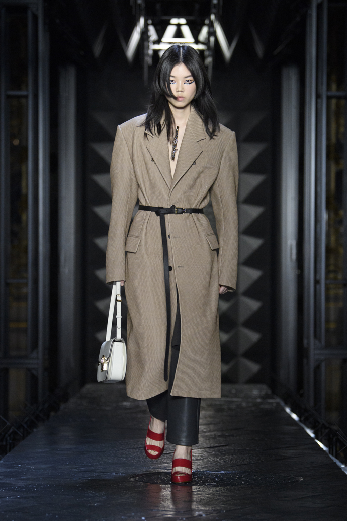 Prohlédněte si kolekci Louis Vuitton Ready to Wear Fall Winter 2023...
