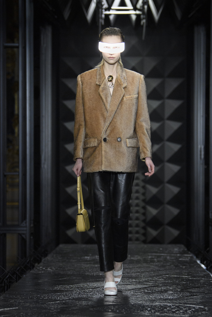 Prohlédněte si kolekci Louis Vuitton Ready to Wear Fall Winter 2023...
