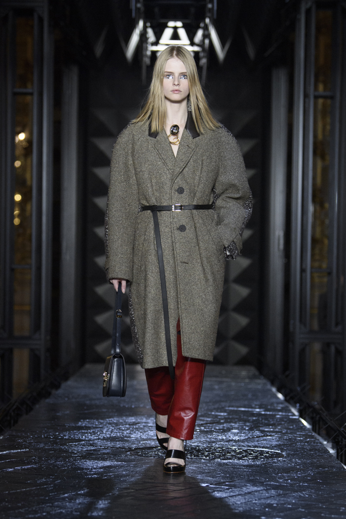 Prohlédněte si kolekci Louis Vuitton Ready to Wear Fall Winter 2023...

