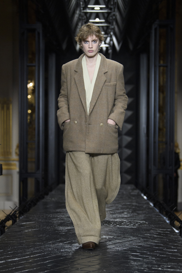 Prohlédněte si kolekci Louis Vuitton Ready to Wear Fall Winter 2023...
