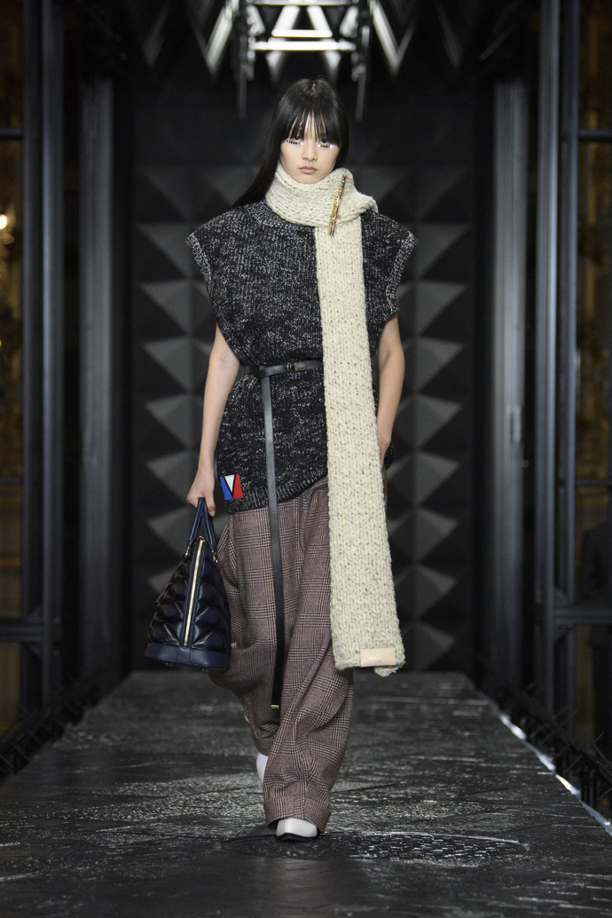 Prohlédněte si kolekci Louis Vuitton Ready to Wear Fall Winter 2023...
