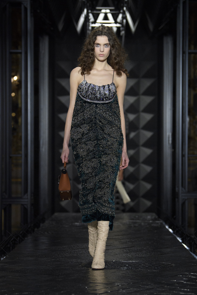 Prohlédněte si kolekci Louis Vuitton Ready to Wear Fall Winter 2023...
