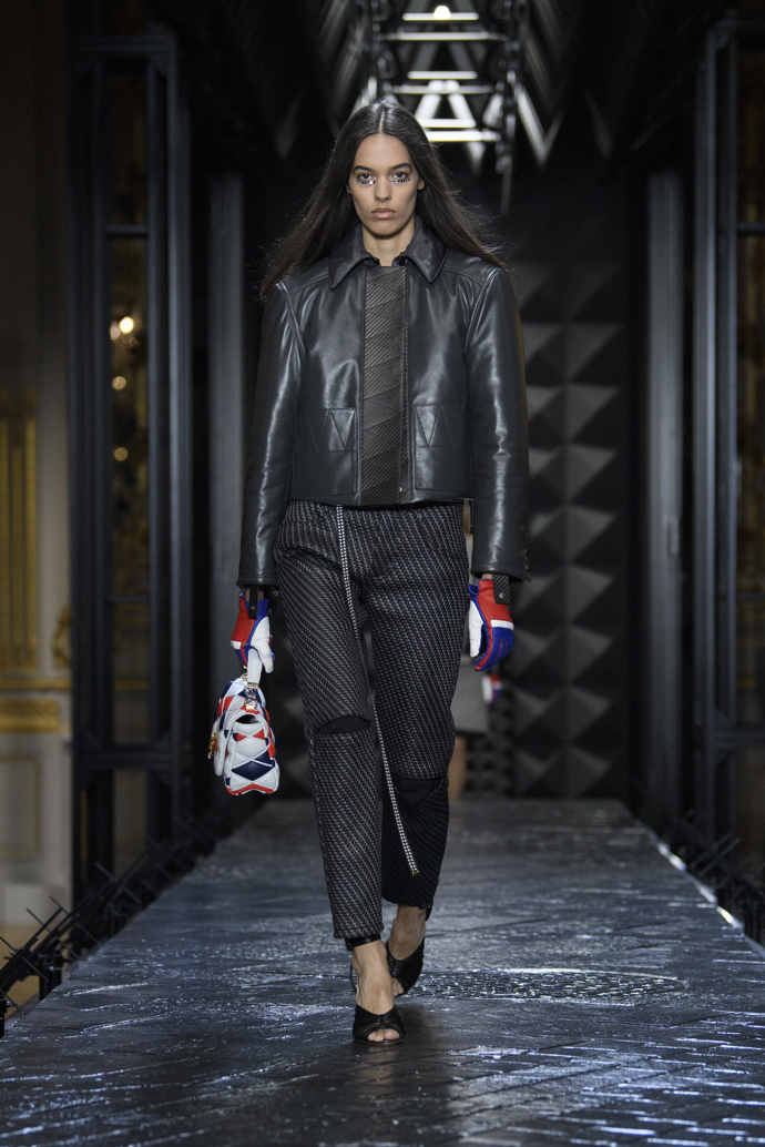 Prohlédněte si kolekci Louis Vuitton Ready to Wear Fall Winter 2023...
