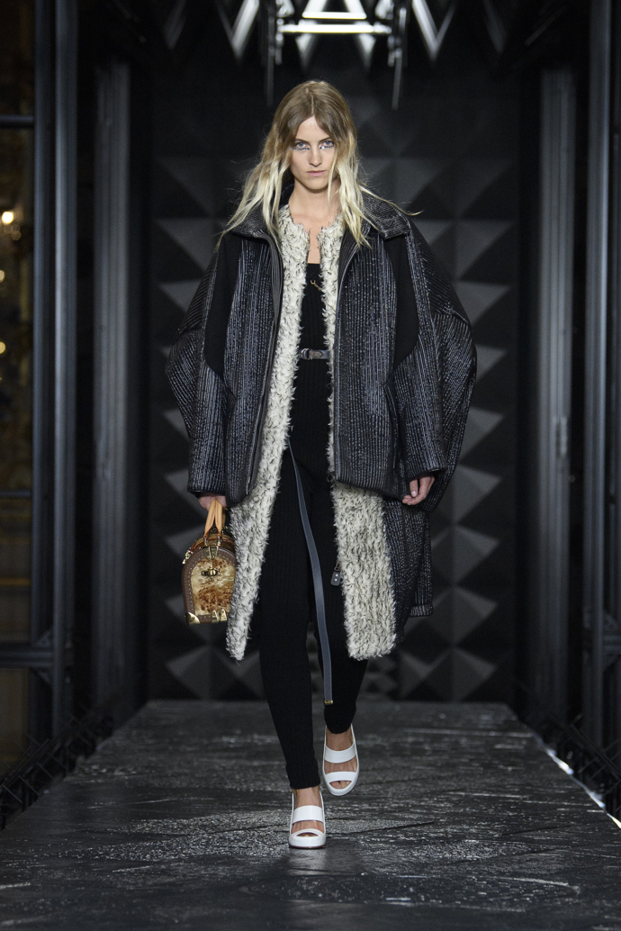Prohlédněte si kolekci Louis Vuitton Ready to Wear Fall Winter 2023...
